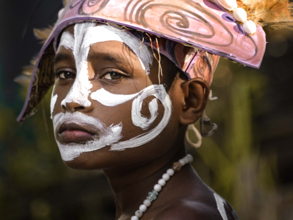 Traditional dance op Arborek door Iris Uijttewaal - Undiscovered.nl