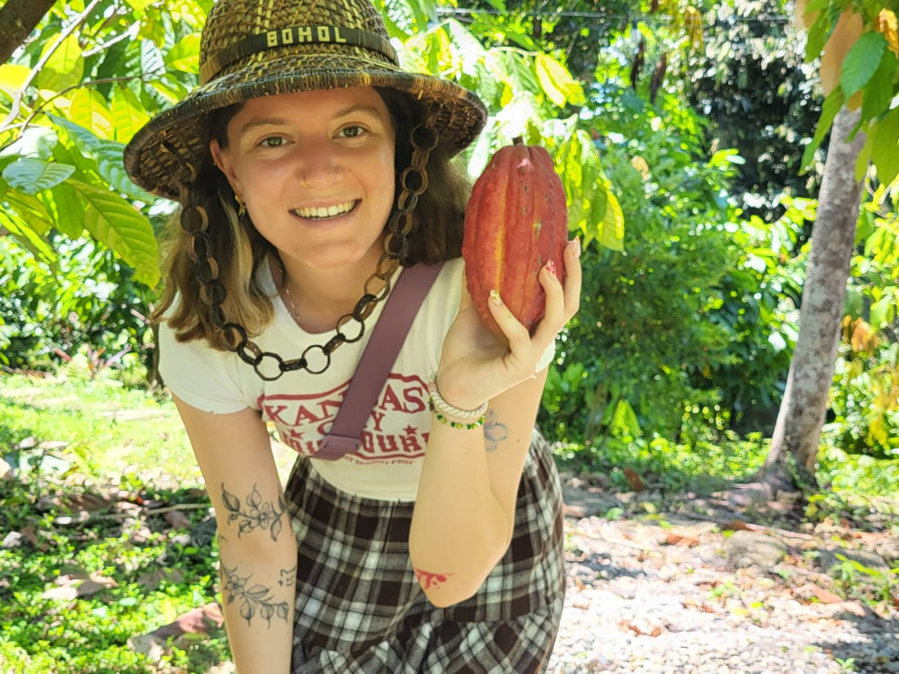 Julia op de cacao farm in Bohol - Undiscovered.nl